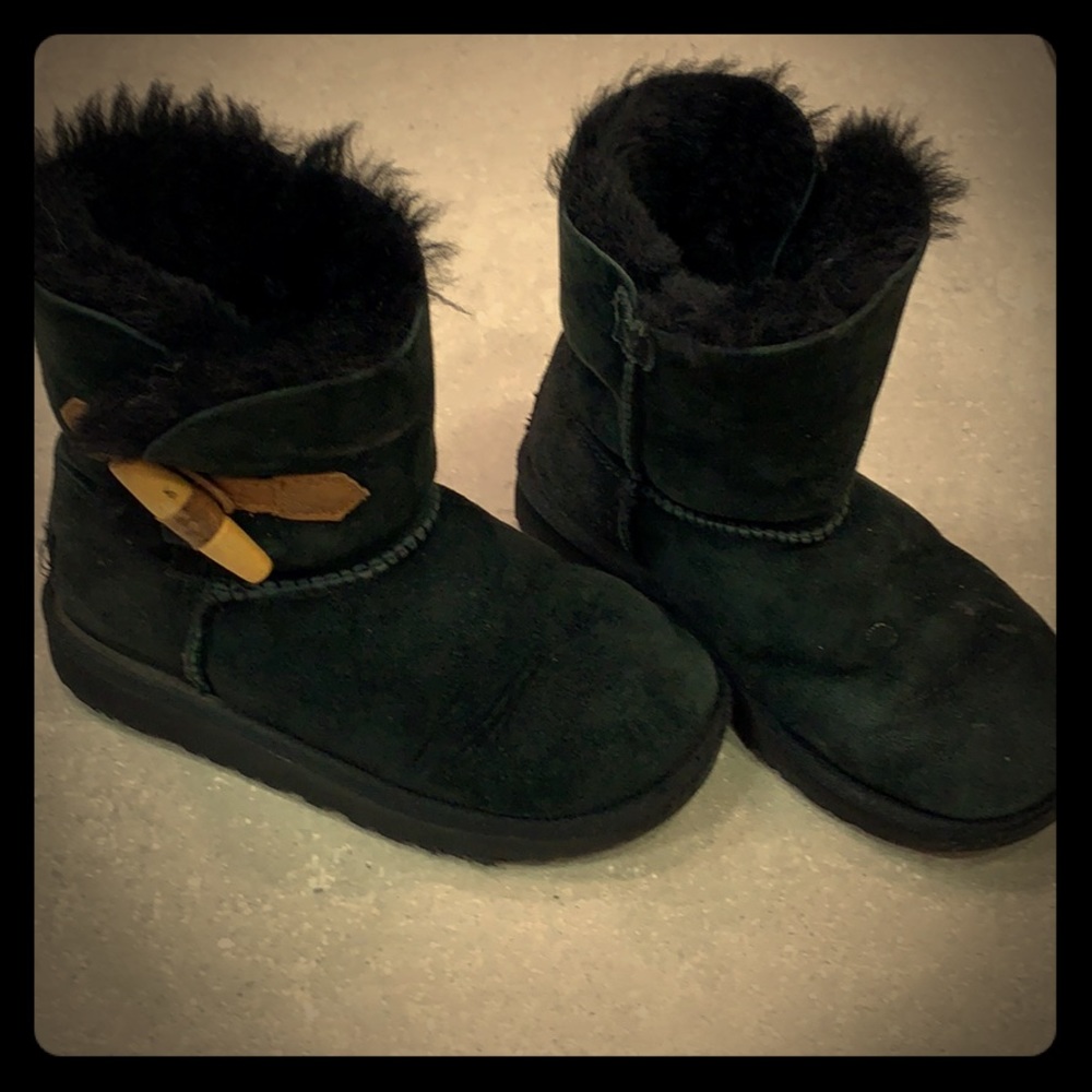 Black bailey button UGGs